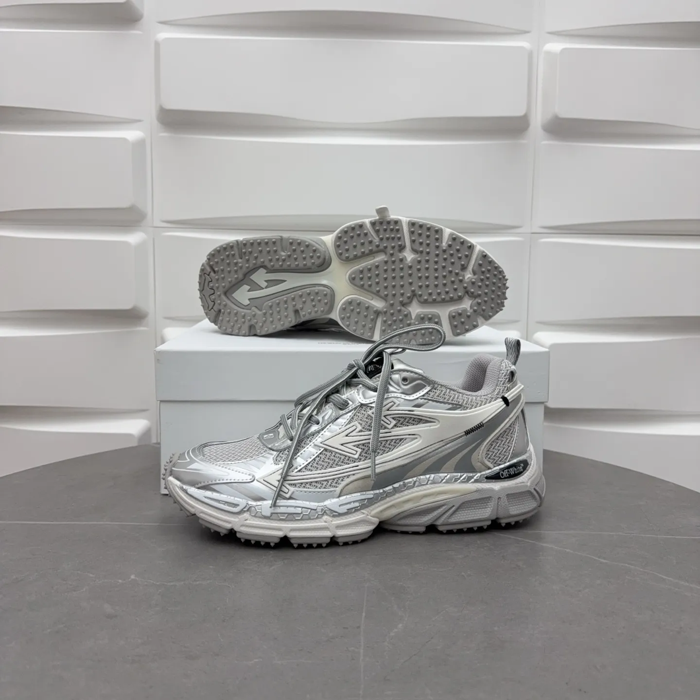 【off- white】P: 720💰Couple style👫, Size: 35-44 (Male 38.45.46 custom-made) High-quality version👊"Out of office" series original mold opening, original lasting, production process 1:1 original version ➰OFF GREY) OFF-WHITE Be Right Back Couple style👫Round toe lace-up arrow pattern low-top lifestyle casual shoes green. A running shoe called the "Be Right Back" sneaker. The design of this sneaker is inspired by Japanese sports aesthetics and craftsmanship, with running performance and principles at its core.